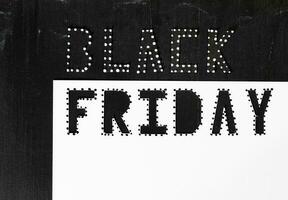 ord svart fredag är skära ut från svart kartong papper. foto