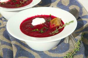 vinter- vitamin grädde soppa med röd rödbeta foto