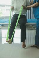 fysioterapeut arbetssätt med patient i klinik, närbild foto