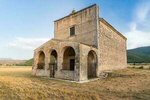 navelli, Italien-augusti 9, 2021-vy av de kyrka av de madonna del campo i de öppen landsbygden under en solig dag foto