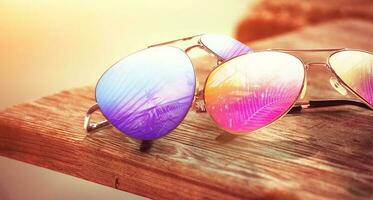 sommar tropisk strand bakgrund med fashionabla solglasögon. foto