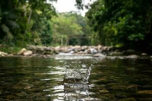 stänk tillverkad med en sten faller in i de vatten av de vattenfall i paraty i rio de janeiro foto