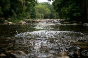 stänk tillverkad med en sten faller in i de vatten av de vattenfall i paraty i rio de janeiro foto