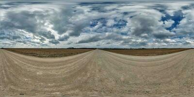 kväll 360 hdri panorama på grus väg med moln på mulen himmel innan solnedgång i likriktad sfärisk sömlös utsprång, använda sig av som himmel ersättning i Drönare panoramabilder, spel utveckling foto