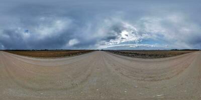 sfärisk 360 hdri panorama på grus väg med moln på mulen himmel i likriktad sömlös utsprång, använda sig av som himmel ersättning i Drönare panoramabilder, spel utveckling som himmel kupol eller vr innehåll foto