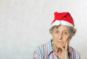 gammal kvinna i de hatt av en santa claus foto