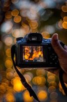 dslr kamera på bokeh bakgrund svart dslr kamera med bokeh lampor foto och kamera stadsljus bokeh