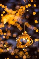 bokeh träd ljus dekoration välkomnande hus och den fantastiska fest och jul natt utomhus träd har dekorerats med gula lampor foto
