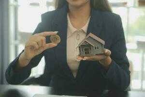 verklig egendom ombud leverera prov hem till kunder, inteckning lån kontrakt. göra en kontrakt för hyra inköp och försäljning av en hus. och Hem försäkring kontrakt, Hem inteckning lån begrepp foto