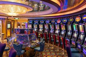 kryssning fartyg kasino hasardspel blackjack och spår maskiner väntar för spelare och turist till spendera pengar foto