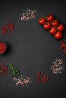 Ingredienser för matlagning körsbär tomater, salt, kryddor och örter foto
