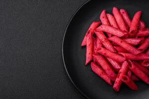 utsökt penne pasta med rödbetor, ost, salt och kryddor foto