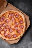 gott färsk pizza med salami, ost, tomater, kryddor och salt foto