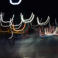 mångfärgade abstrakta ljus på natten foto