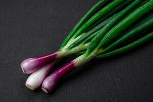 färsk grön lök för matlagning en friska vegetarian maträtt foto