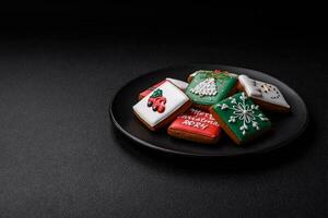 skön färgad jul pepparkaka småkakor för de design och dekoration foto