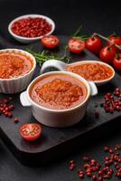 utsökt kryddad tomat sås med peppar, vitlök, salt, kryddor och örter foto