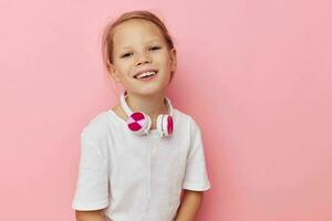 porträtt av Lycklig leende barn flicka roligt Framställ hörlurar barndom oförändrad foto