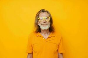 äldre man i gul glasögon med en grå skägg känslor gul bakgrund foto