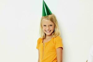 en flicka med en grön keps på henne huvud gester med henne händer foto