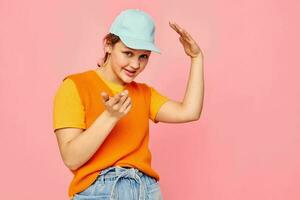 skön kvinna i ett orange Tröja i blå caps hand gest beskurna se oförändrad foto