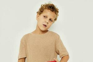 pojke beige t-tröjor med telefon Framställ teknologi foto