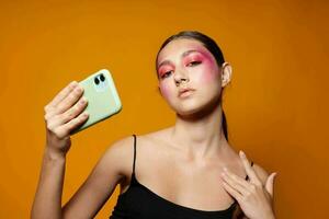 porträtt av skön ung kvinna rosa ansikte smink Framställ attraktiv se selfie beskurna se oförändrad foto