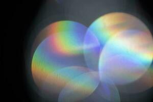 lins blossa, abstrakt bokeh lampor. reflexion från glas eller Smycken. defocused lysande färgrik fläckar. optisk regnbågsskimrande lins effekt. foto