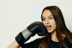 atletisk kvinna boxning svart handskar Framställ sporter boxning stansa ljus bakgrund foto