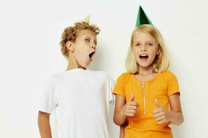 pojke och flicka i flerfärgad caps födelsedag Semester känsla ljus bakgrund foto
