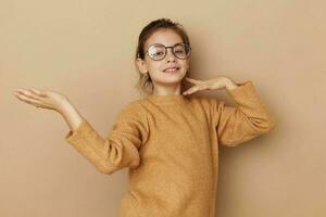 söt flicka med glasögon känslor gest händer barndom oförändrad foto