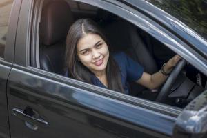 attraktiv affärskvinna som kör sin bil foto
