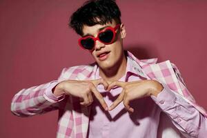 Foto av romantisk ung pojkvän själv förtroende rosa pläd blazer mode Framställ modell studio