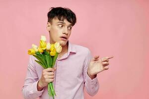 Foto av romantisk ung pojkvän bukett av gul blommor roman Framställ mode rosa bakgrund oförändrad
