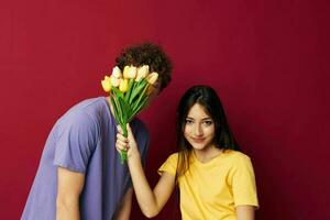 porträtt av en man och en kvinna bukett av blommor gåva roman bakgrund oförändrad foto