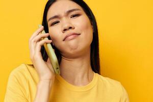 kvinna med asiatisk utseende telefon kommunikation roligt använda sig av studio modell oförändrad foto