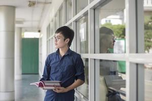 ett porträtt av en asiatisk universitetsstudent på campus foto