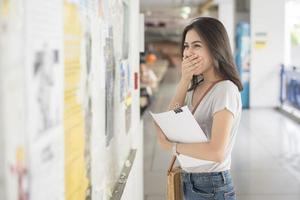 en kvinnlig universitetsstudent är spännande med tentamen foto