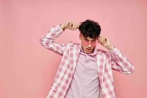 Foto av romantisk ung pojkvän rosa pläd blazer mode modern stil livsstil oförändrad