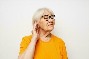 Foto av pensionerad gammal lady syn problem med glasögon närbild
