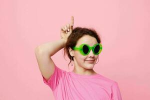 attraktiv ung kvinna ungdom Kläder grön solglasögon Framställ modern stil foto