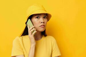 porträtt asiatisk skön ung kvinna talande på de telefon Framställ mode svartvit skott foto