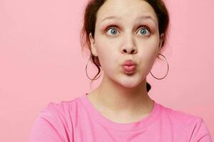 porträtt av en ung kvinna mode rosa t-shirt dekoration Framställ livsstil oförändrad foto