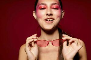 skönhet mode kvinna ljus smink Framställ mode känslor mode glasögon rosa bakgrund oförändrad foto