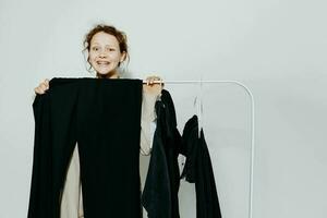 Söt kvinna kläder passande elegant stil kostym mode studio isolerat bakgrunder oförändrad foto