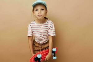 porträtt av Lycklig leende barn flicka i blå caps randig t-shirt underhållning barndom oförändrad foto