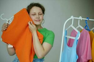 Söt kvinna garderob färgrik kläder ungdom stil ljus bakgrund oförändrad foto