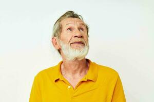 Foto av pensionerad gammal man med en grå skägg känsla gester händer ljus bakgrund