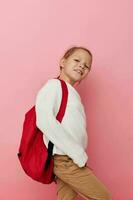 liten flicka med en röd ryggsäck roligt isolerat bakgrund foto