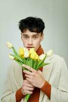 porträtt av en ung man bukett av blommor roman mode datum isolerat bakgrund oförändrad foto